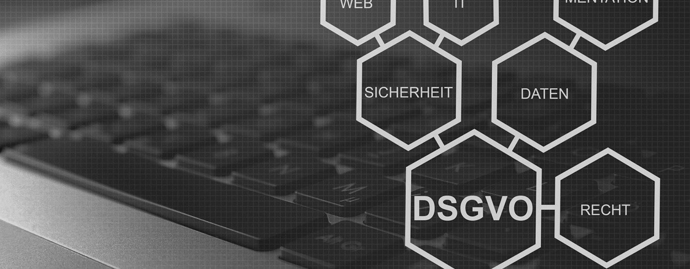 Abstrakte digitale Illustration mit sechseckigen Symbolen und Textbeschriftungen wie „WEB“, „IT“, „SICHERHEIT“, „DATEN“, „DSGVO“ und „RECHT“ vor einem unscharfen Hintergrund einer Computertastatur, die Themen wie Cybersicherheit, Datenschutz und Rechtskonformität hervorhebt.