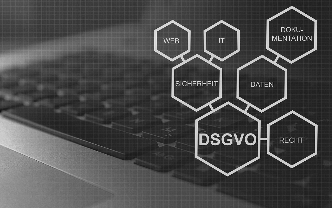 Abstrakte digitale Illustration mit sechseckigen Symbolen und Textbeschriftungen wie „WEB“, „IT“, „SICHERHEIT“, „DATEN“, „DSGVO“ und „RECHT“ vor einem unscharfen Hintergrund einer Computertastatur, die Themen wie Cybersicherheit, Datenschutz und Rechtskonformität hervorhebt.