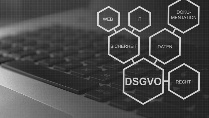 Abstrakte digitale Illustration mit sechseckigen Symbolen und Textbeschriftungen wie „WEB“, „IT“, „SICHERHEIT“, „DATEN“, „DSGVO“ und „RECHT“ vor einem unscharfen Hintergrund einer Computertastatur, die Themen wie Cybersicherheit, Datenschutz und Rechtskonformität hervorhebt.
